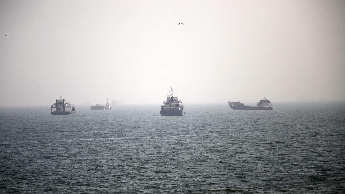 Oil falls on US-Iran talks with Hormuz shipping risk still live