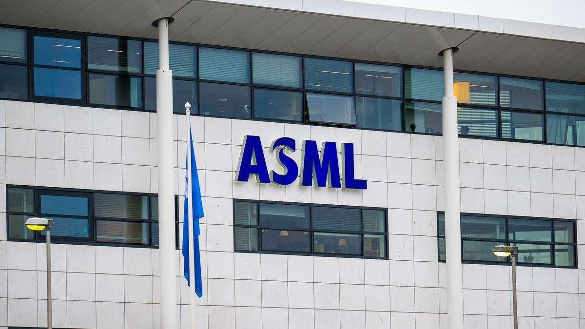 ASML在AI需求推动下看到客户订单延续至2030年，上调FY26销售预期