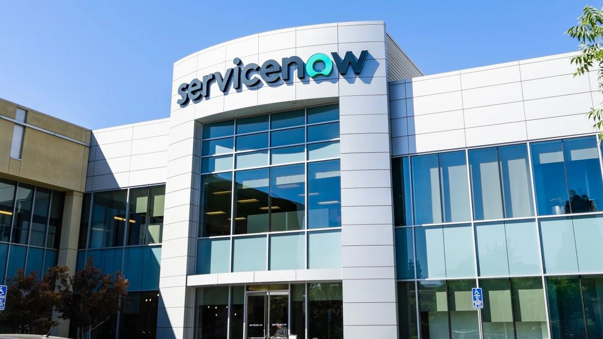 ServiceNow AI momentum sharpens growth case as valuation debate persists