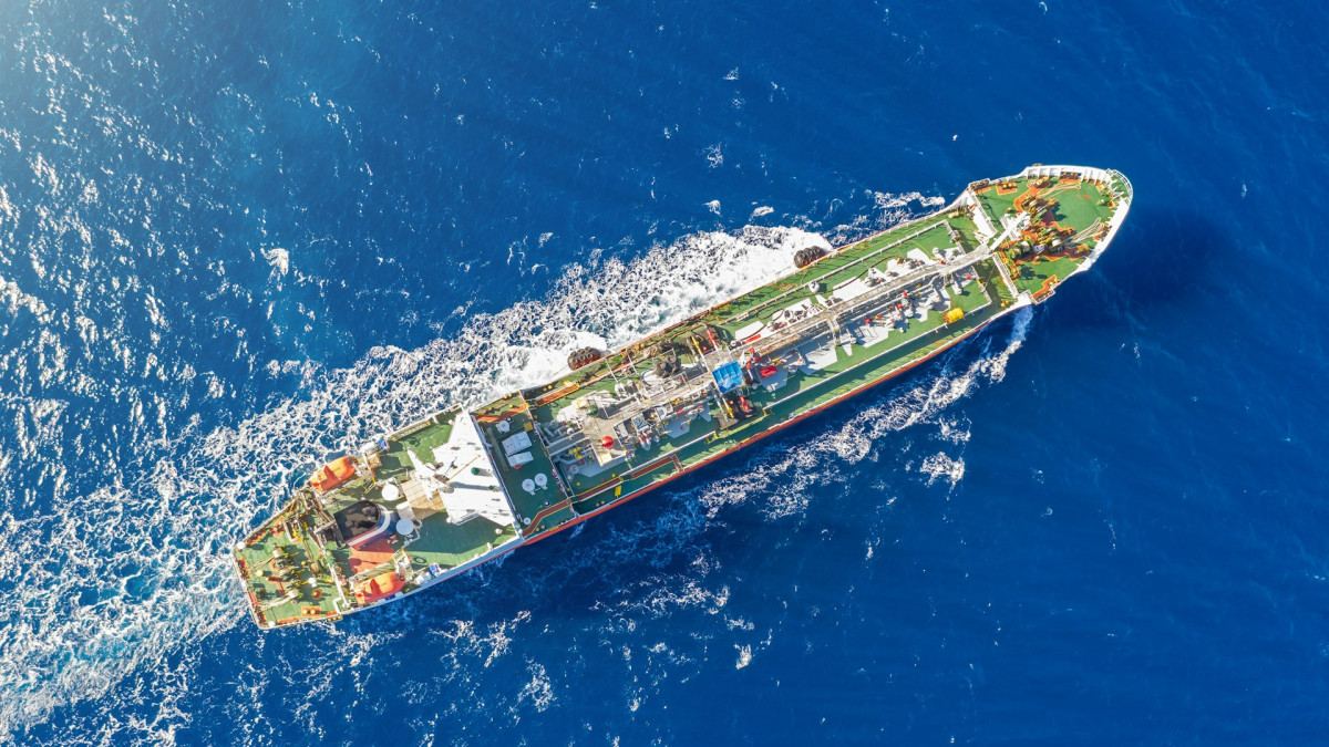 霍尔木兹海峡航运紧张，原油期货持续偏离实物价格