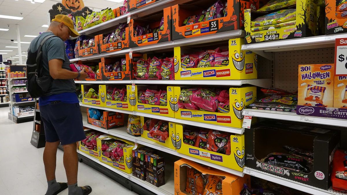 Halloween chocolate costs climb as cocoa relief stalls at store shelves