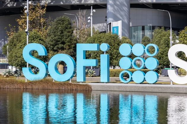 SoFi第三季度業績超預期,上調2026財年業績指引