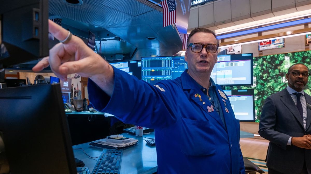 Treasury yields slip as oil falls and traders bet on a Fed hold
