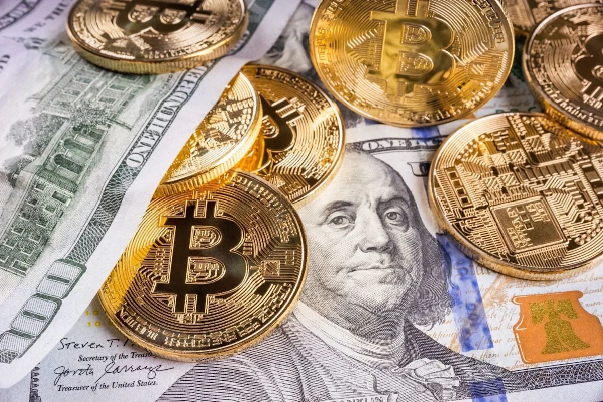 比特币突破8万美元，Strategy与Coinbase因空头挤压飙升