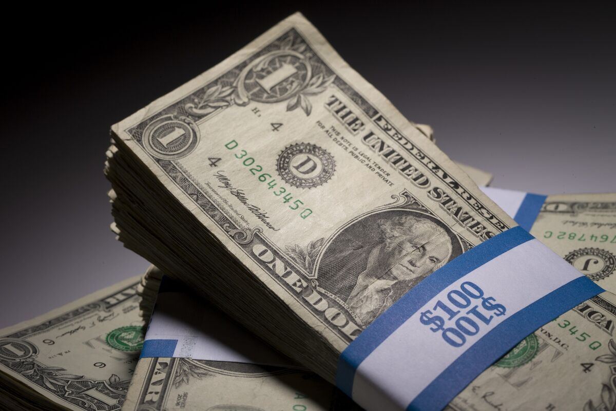 Dollar falls most since Sept. 3 as AI concerns drive bond rally