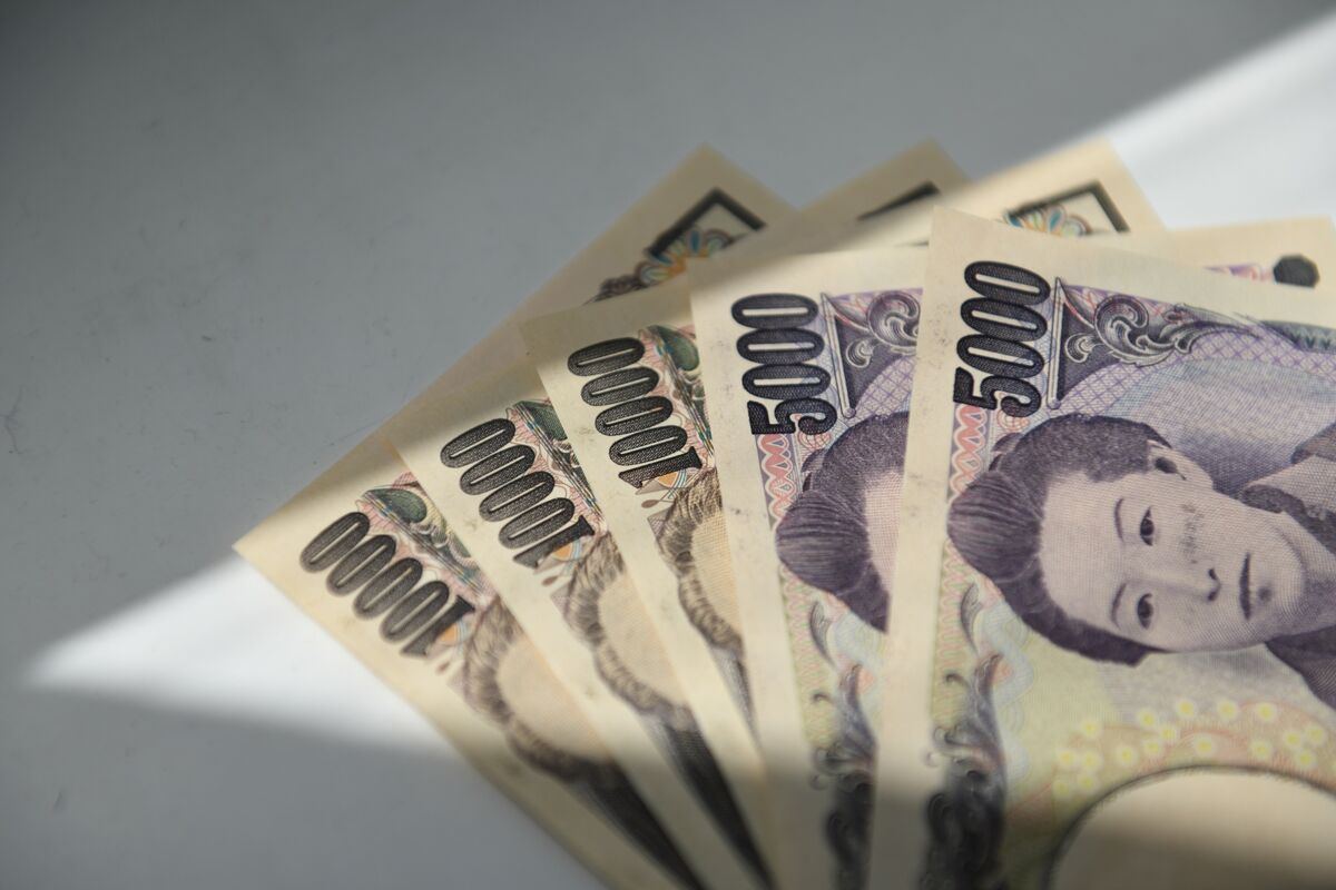 Yen falls past 160 per dollar as Fed signal boosts greenback